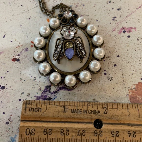 Bee 🐝 classic pendant necklace!! Frim studio of Brandi C. - Picture 5 of 6